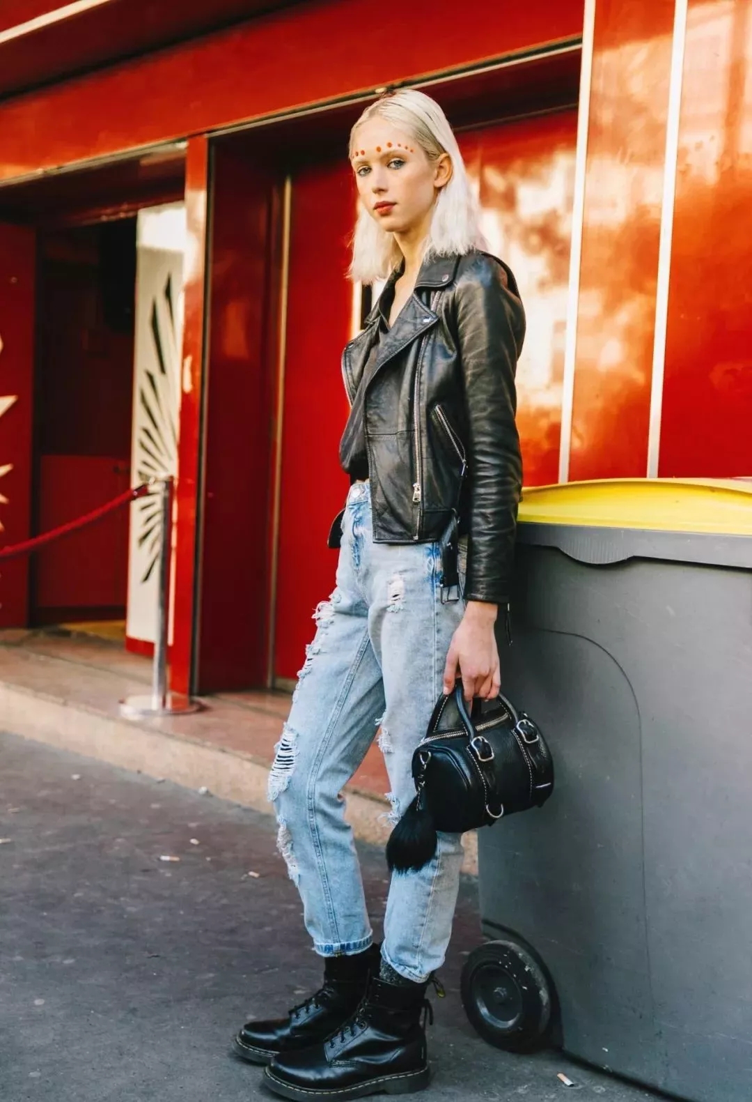 打*裤底**是上世纪的火爆单品，遗留的时尚太过守旧，直筒裤正​吃香