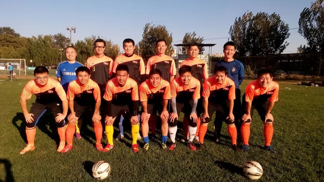 回首过去我们风雨同舟,足球我们依然坚守