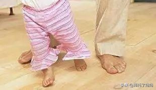 宝宝腿部弯曲不正常图片,宝宝腿畸形是因为什么