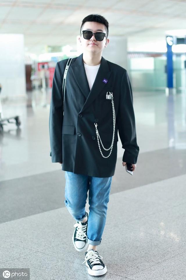 张大大红毯造型,张大大机场牛仔裤