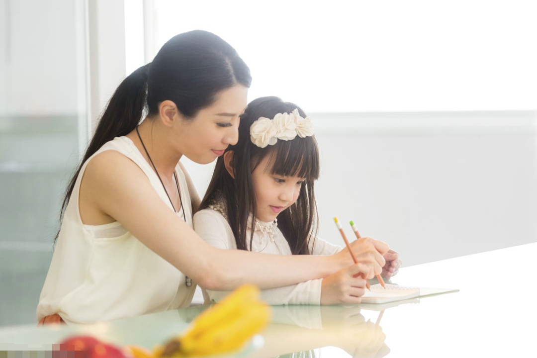 成绩好的孩子是怎么培养出来的,孩子学习自学好还是老师教的好