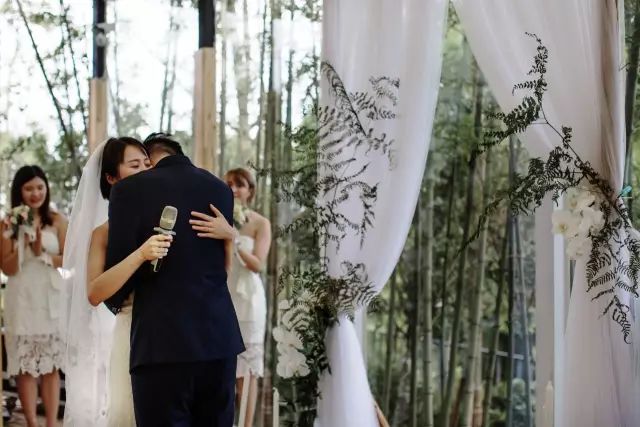 放弃城市40万年薪，夫妻躲进深山造出“最美书店”引600万人围观