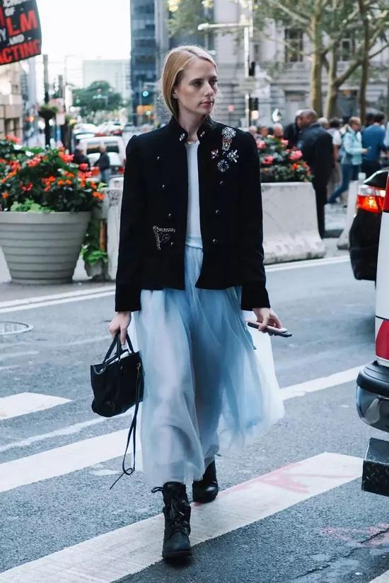 马丁靴裙子洋气时髦,长筒系带马丁靴搭配裙子图片