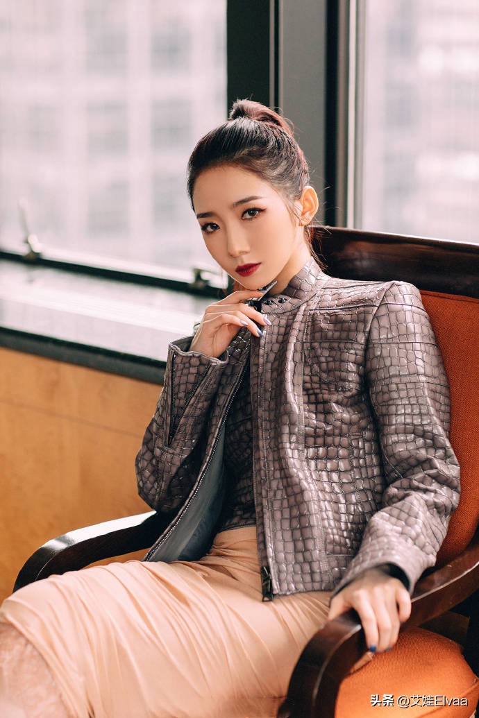 孟美岐身穿露脐装皮裤酷劲十足,孟美岐出席时装周