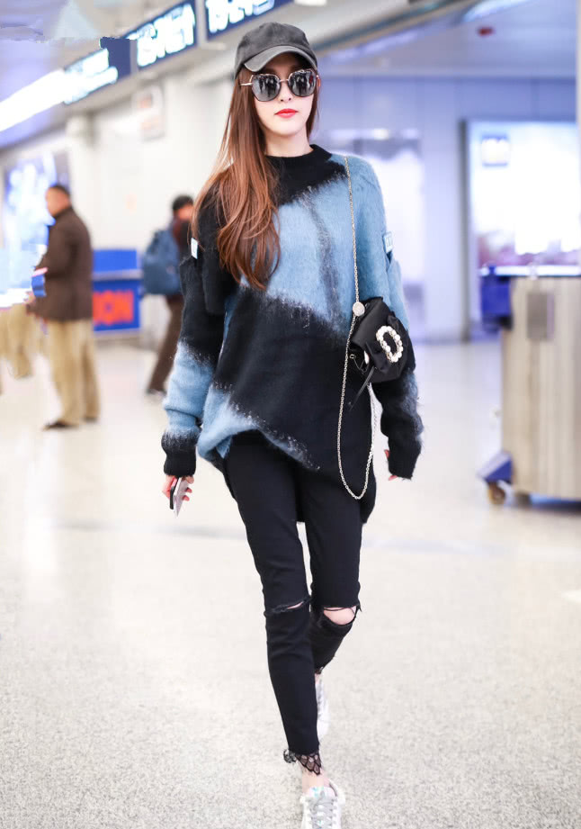 别再说唐嫣不炫腿了，“胖头鞋”胖的是脚，秀的就是牙签腿！