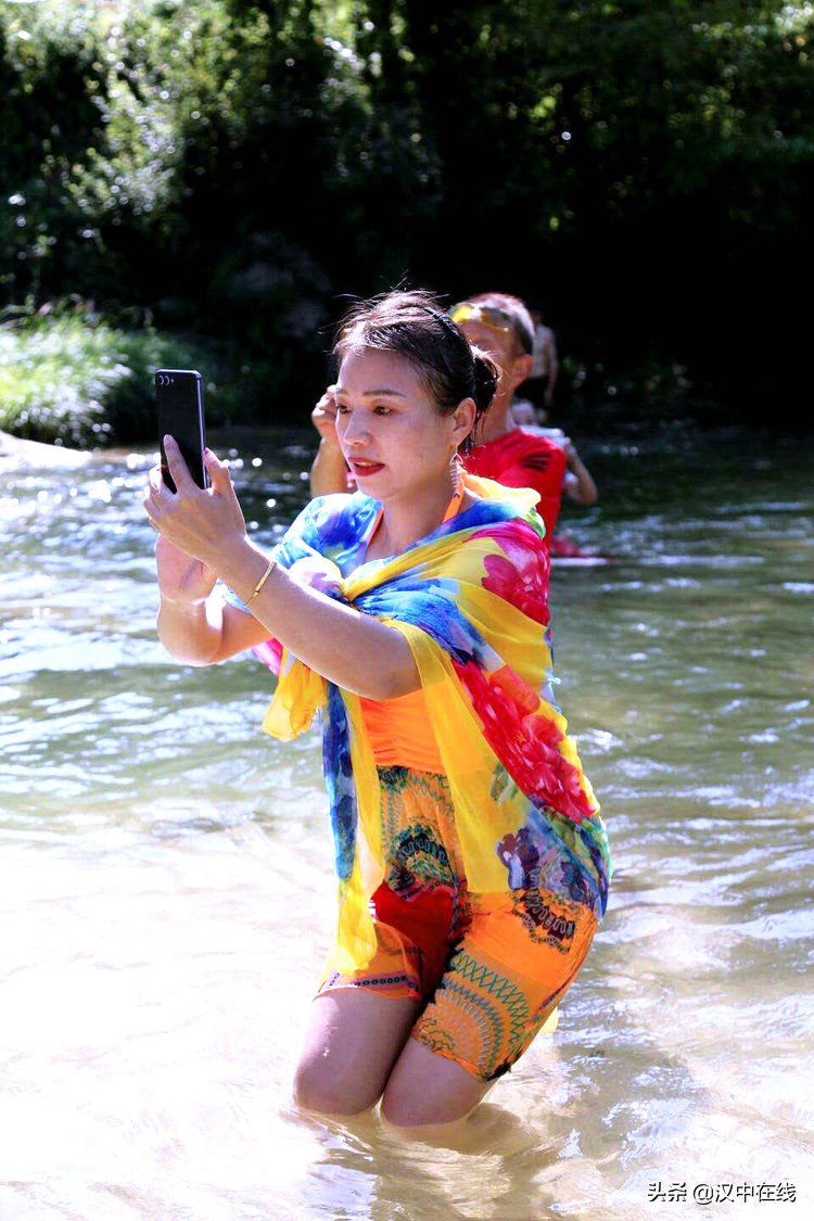 2020汉中水上表演,城固二里泼水