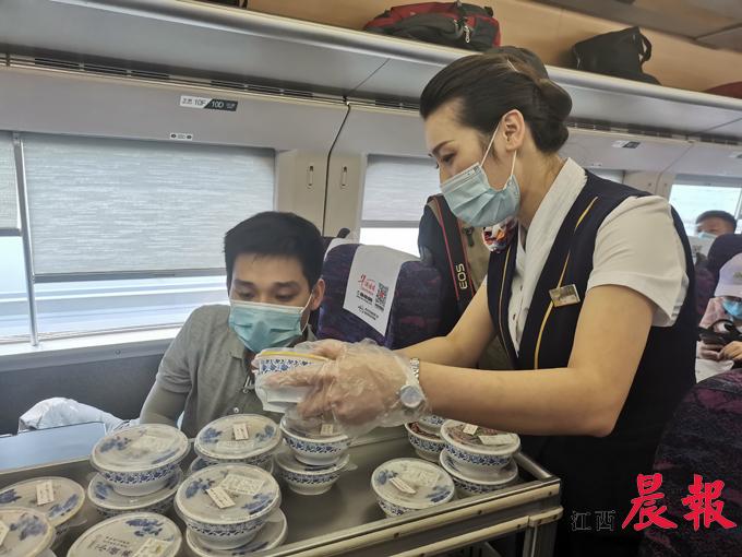 “小碗菜”物美价优颇受旅客欢迎