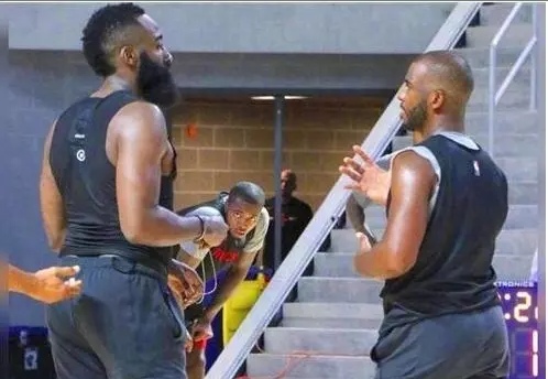 NBA十大拥有“巨臀”的球星：保罗上榜，巴克利从3分线背打到禁区