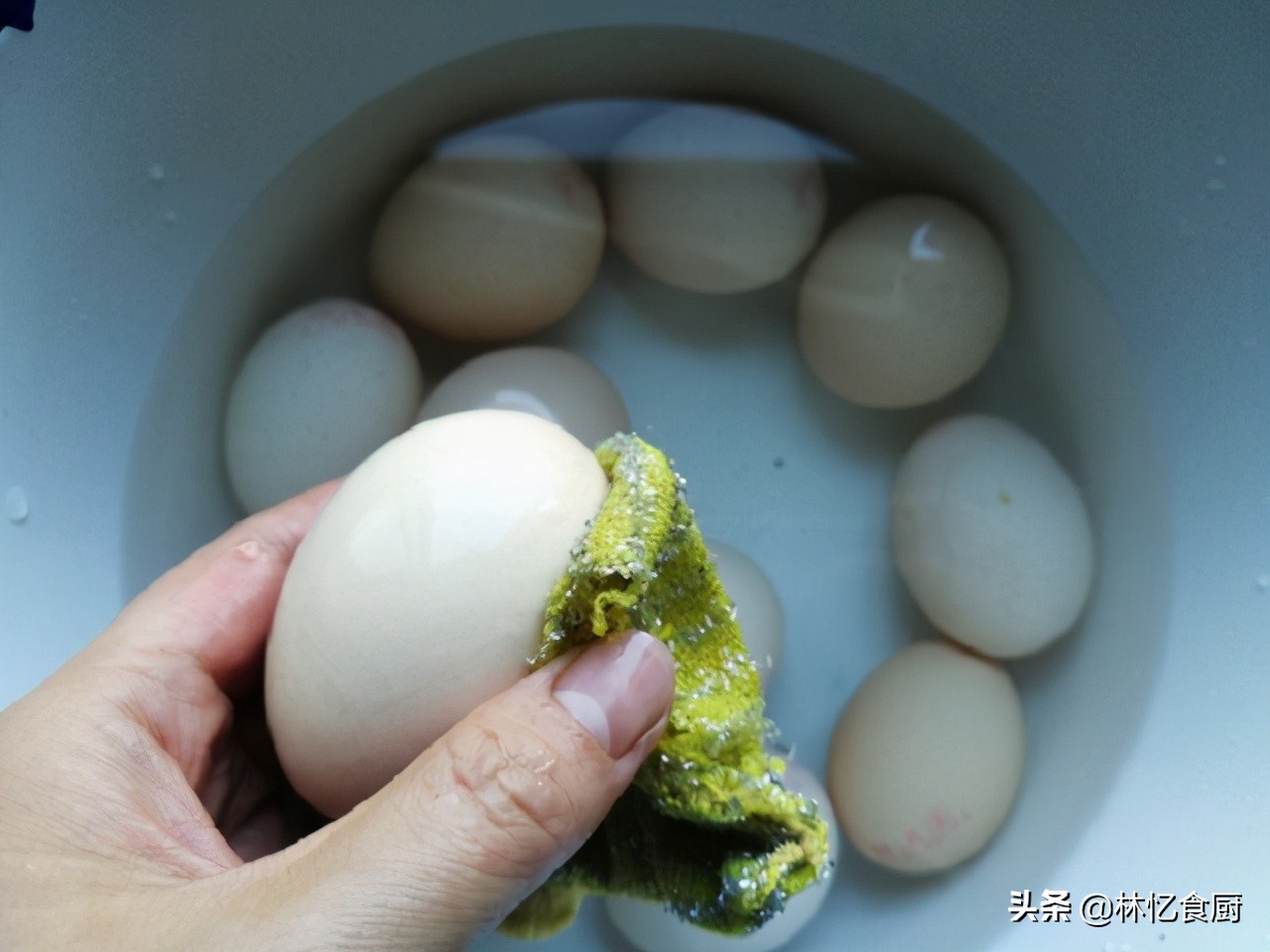 简单腌咸蛋出油最好的方法,腌咸蛋个个出油小妙招