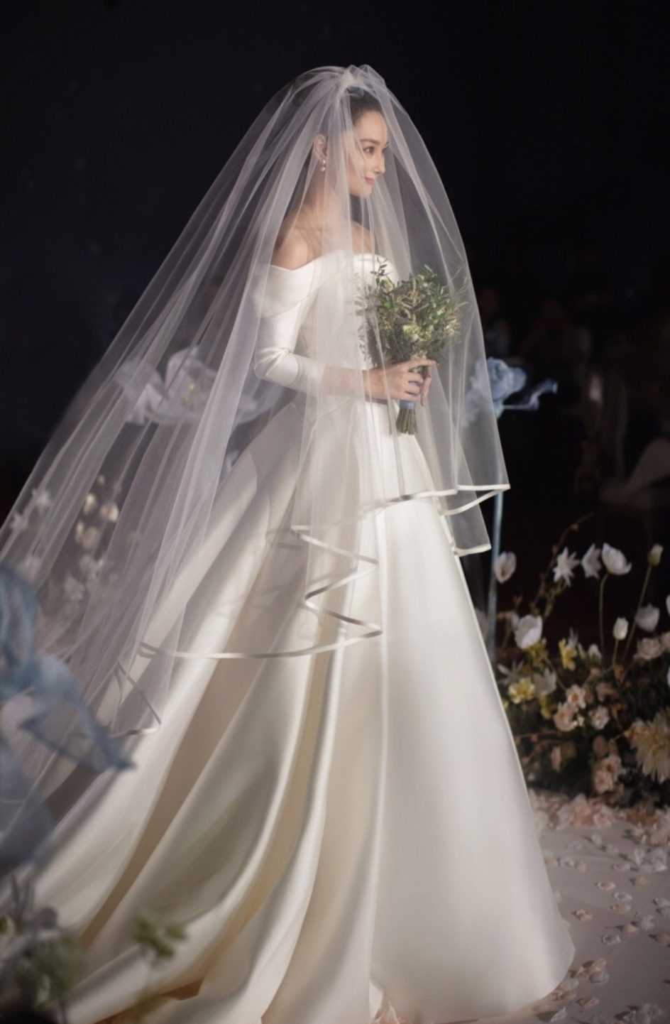 昆凌和唐嫣的婚纱哪个更好看,明星婚纱郭碧婷