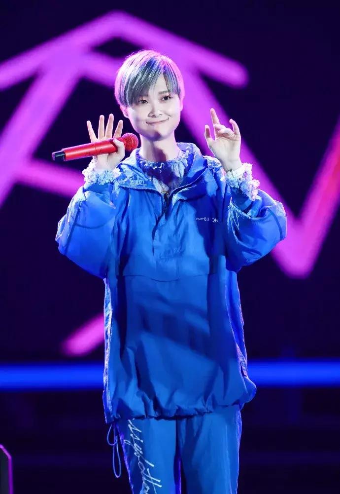 李宇春吴青峰视频,李宇春时尚潮牌