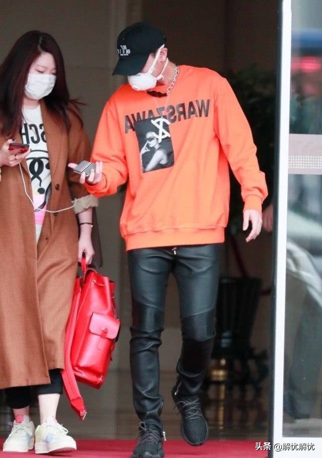 黄子韬穿黑色裤子,黄子韬穿黑裤子