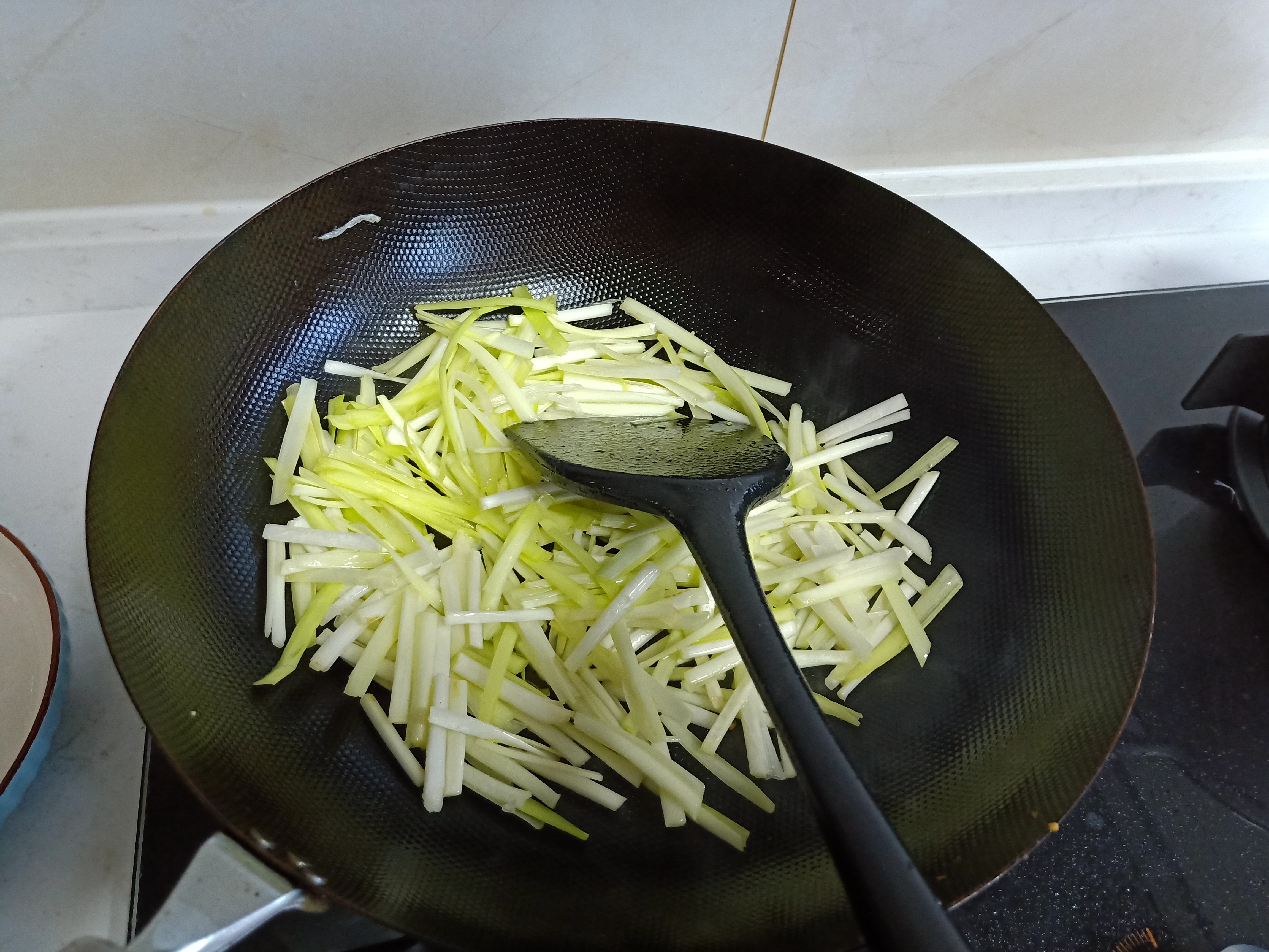 铁锅做饭如何炒才好吃,什么铁锅炒的菜香脆不粘锅