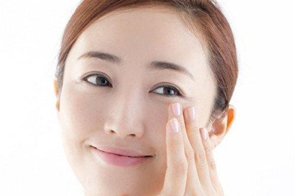 去除眼角皱纹的最简单有效的方法,眼角小皱纹怎么用天然方法消除