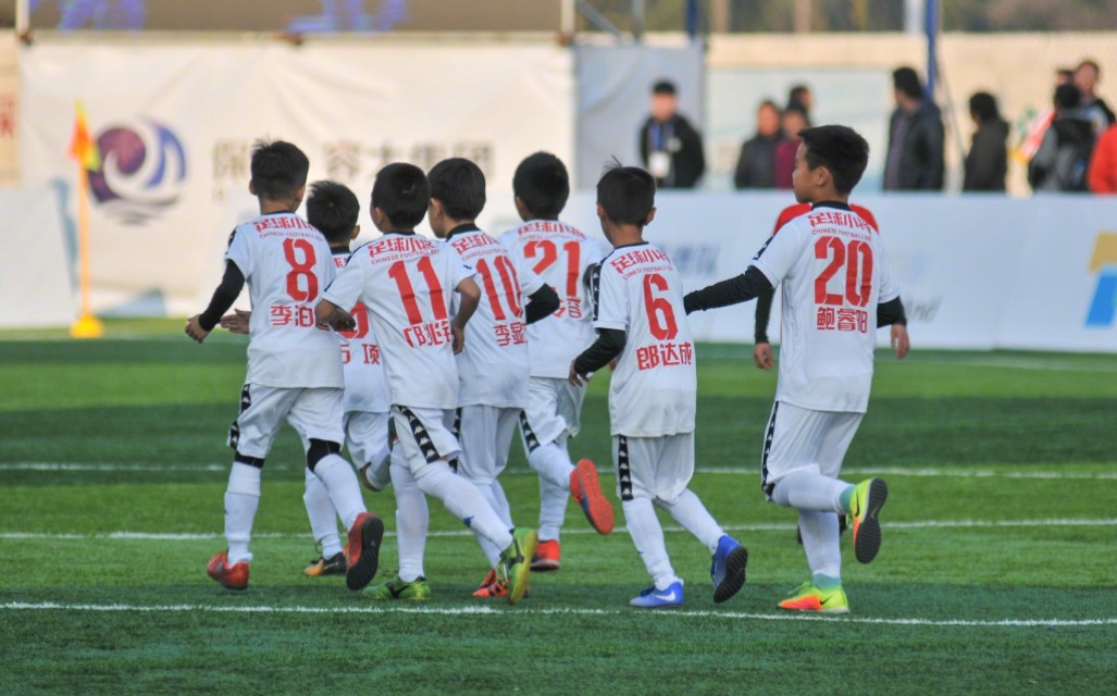 中国足球小将踏实训练充满希望,足球小将训练刻苦视频