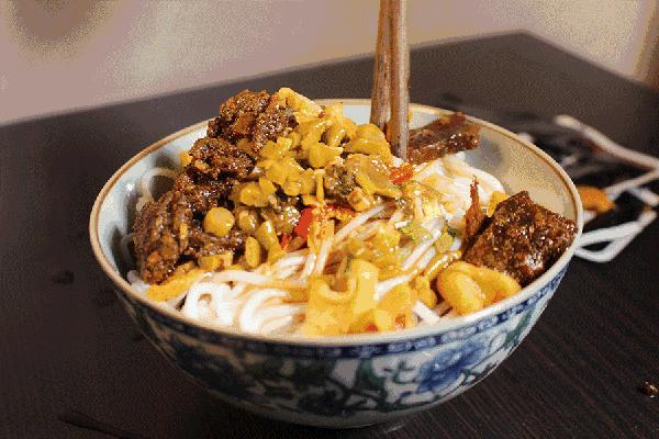 第一时间就是吃一碗广西特色米粉,湖南米粉最正宗的吃法