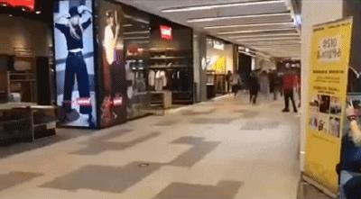 长沙国金中心出现抢衣大战！优衣库遭疯抢！店员被吓哭