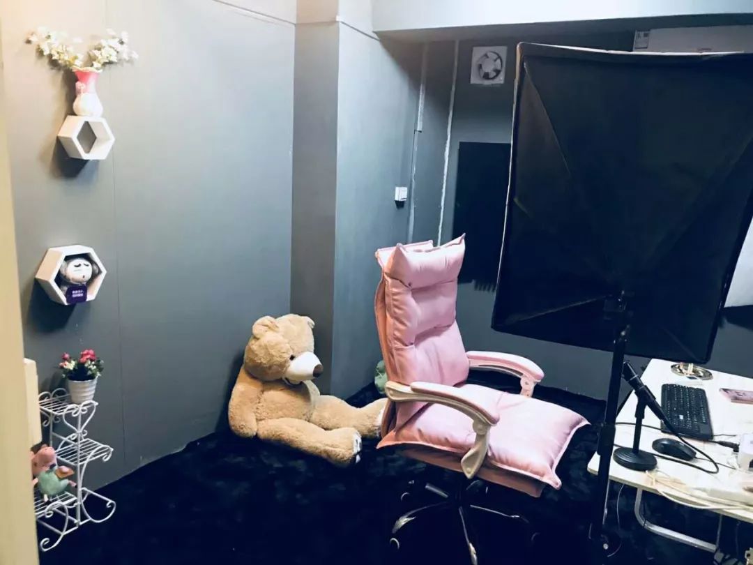 月休4天，5小时工作制，购买五险一金，更有节日补贴