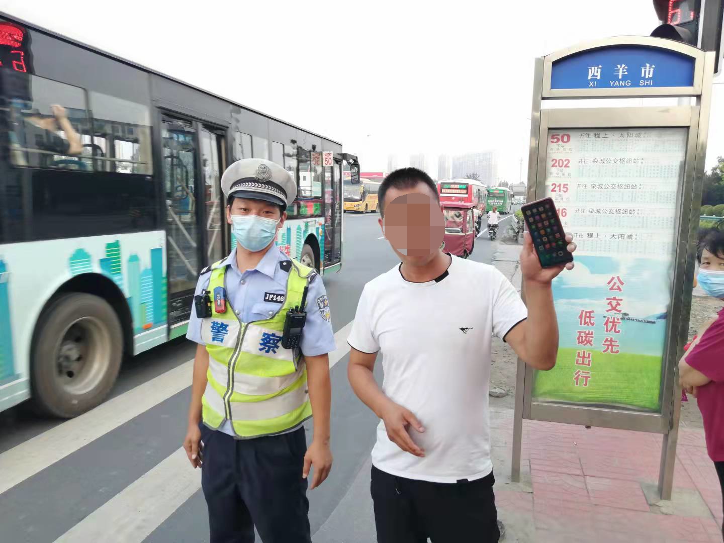 大量现金遗落公交车司机拾起物归,公交司机捡到大量现金急寻失主