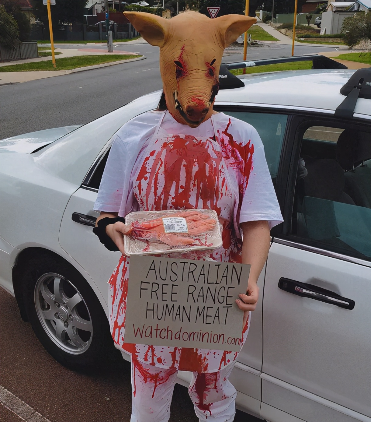 外国妹子冲进肯德基泼血怒吼：吃肉是大*杀屠**！网友们：有病？