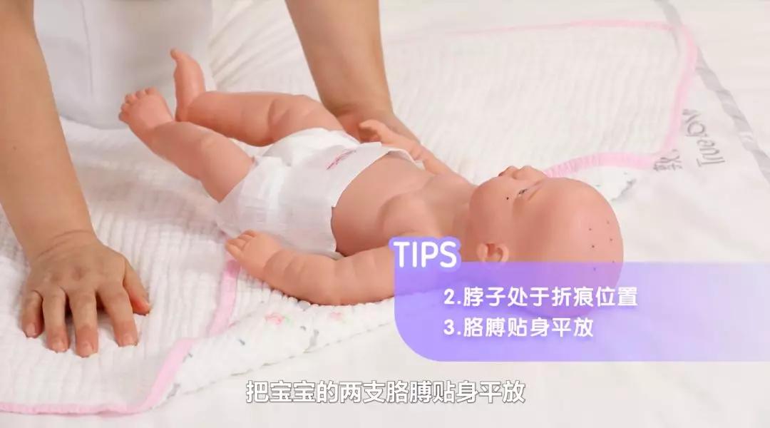宝宝睡觉时四肢抽搐、频繁惊醒？按着4步裹襁褓，宝宝安心睡大觉
