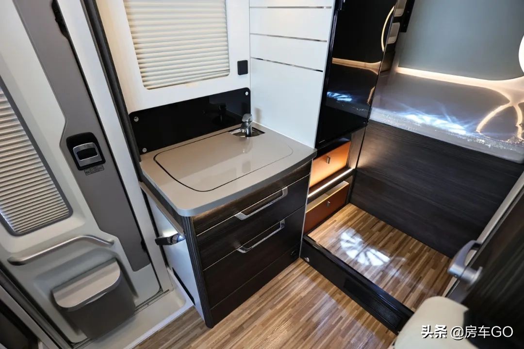 这台房车有5种充电方式，车内电器语音控制，卫生间也是干湿分离