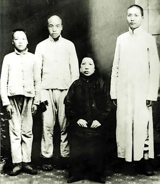 毛主席看到与母亲的合影,激动地用土话问道:咯是从哪里拱出来的