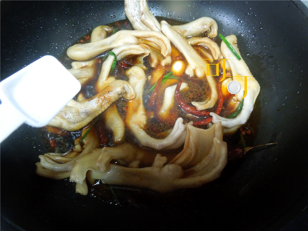 卤鸭掌当下酒菜很下饭,香辣无骨鸭掌一串