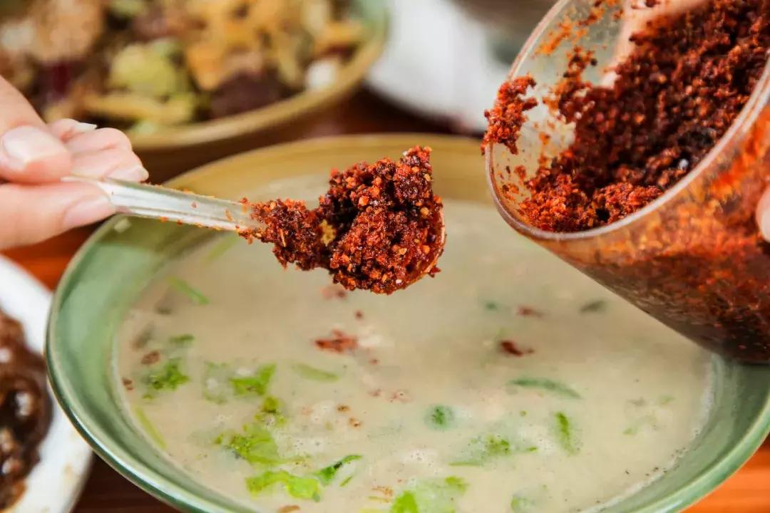 天津特色美食天津煎饼果子 (天津风味小吃三绝)