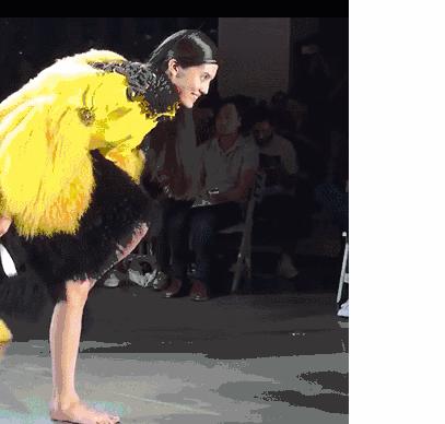 模特走路摔倒,模特走t台摔倒