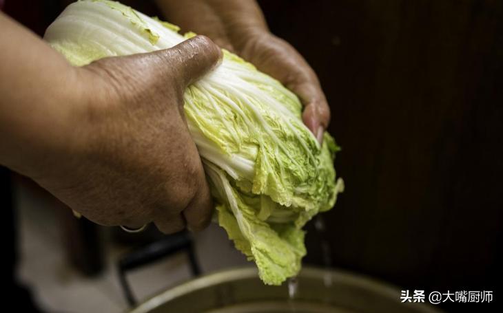 腌酸菜怎么才不会有亚硝酸盐,腌制酸菜小诀窍放一年都不会坏