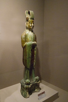 此人，为唐朝皇子，高宗赞赏他容貌俊秀、举止端庄