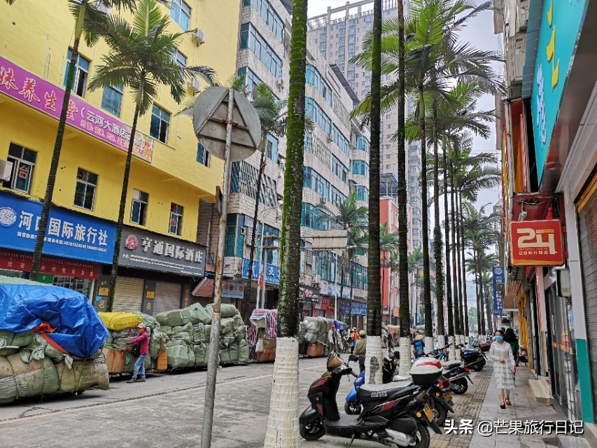 两个广东女孩越南自由行，老街逛超市发现方便面只要6毛，真便宜