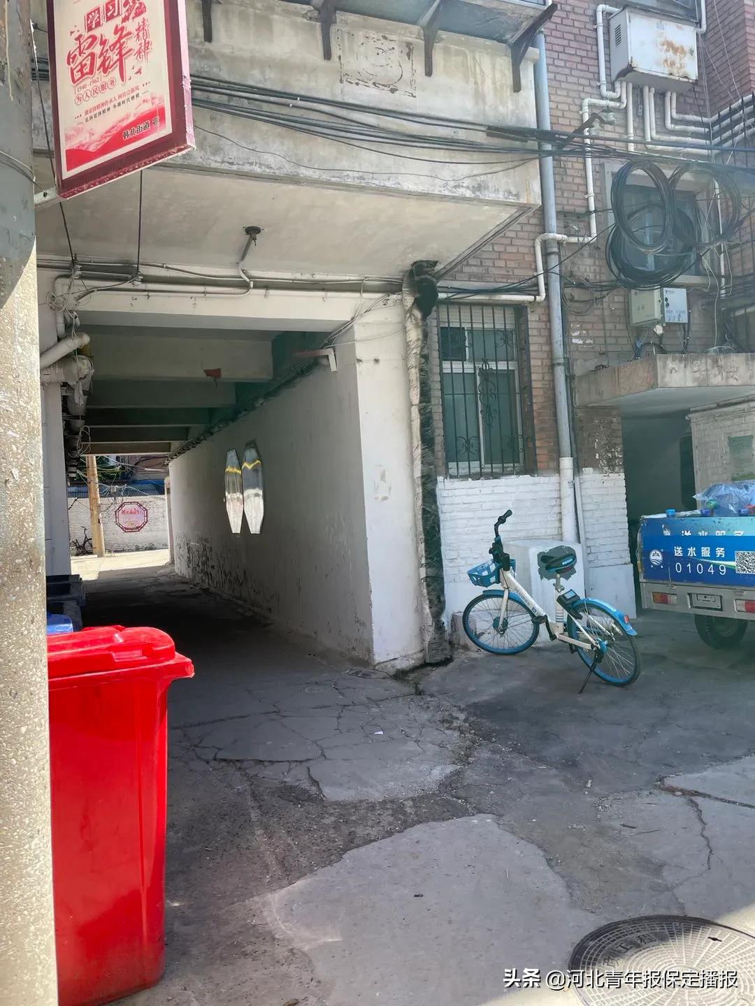 保定两栋楼小区大门低矮，居民安全咋保障？社区：将安装新大门