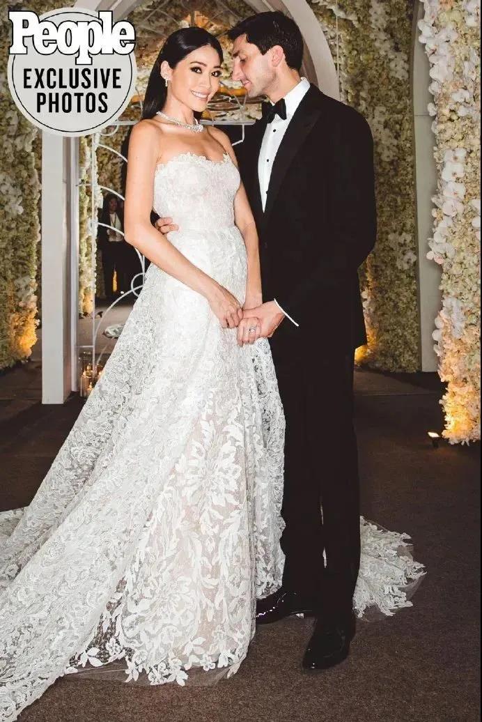 身价40亿，男友小她36岁：72岁“婚纱女王”比邓文迪厉害多了