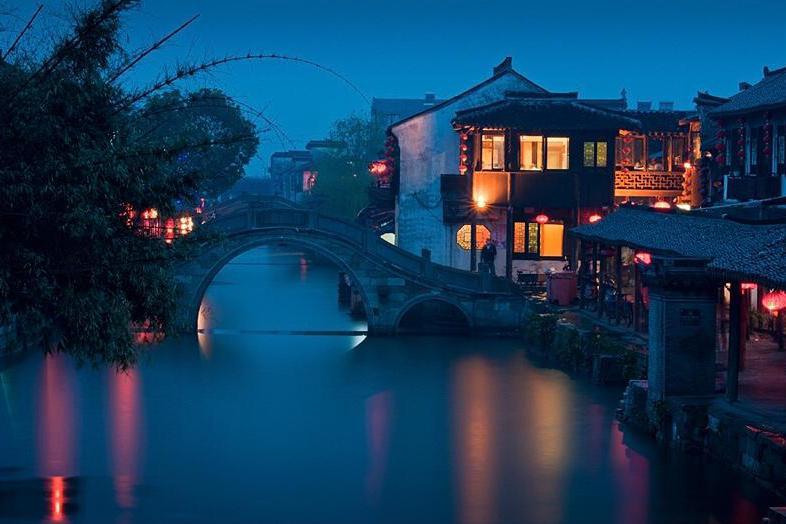 她虽大龄剩女，却是名副其实的女强人和近代女性意识觉醒的先行者