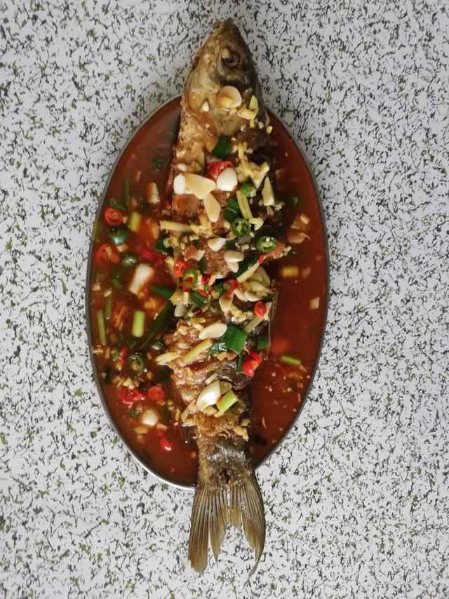 红烧鱼的家常做法红烧草鱼加豆腐,二十斤大草鱼柴火红烧鱼的做法