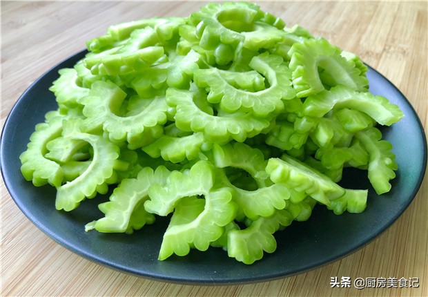 凉拌苦瓜最好吃的做法简单,苦瓜怎么凉拌不发苦