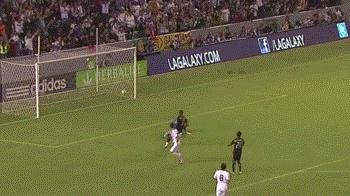 拿到球之后的正确处理方式,当你拿球背后有人怎么办