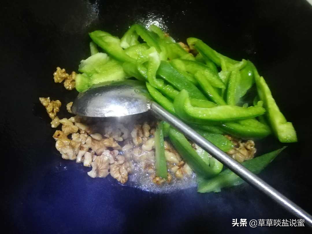 香油炒核桃仁治咳嗽吗,核桃和它一炒3天止咳秒杀止咳药