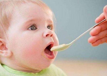 全母乳喂养宝宝需要添加配方奶吗,全母乳喂养的宝宝还要喝水吗