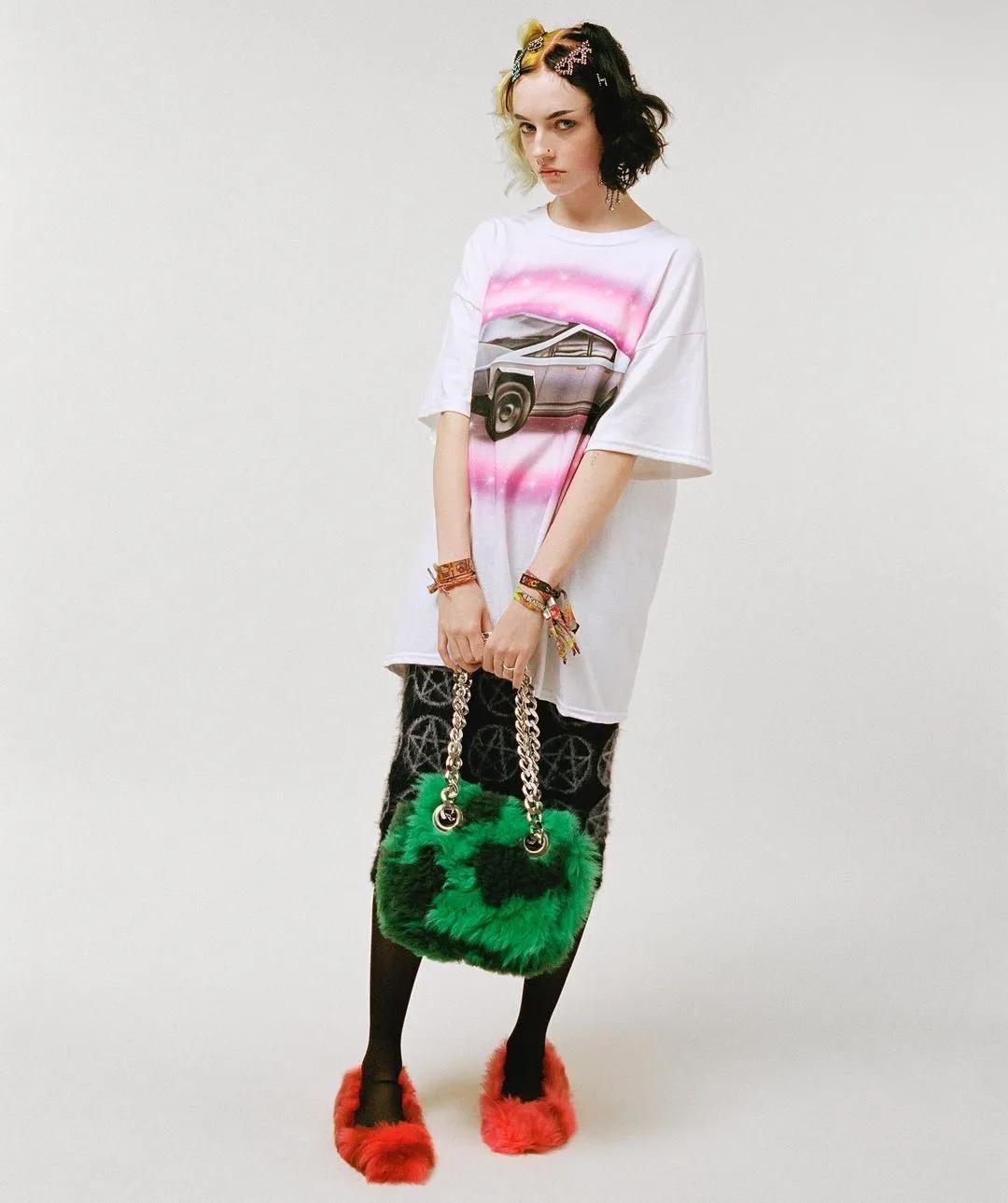 王嘉尔一碰她就被嗲到？年年牵手男爱豆的毛绒小公主谁不想要？