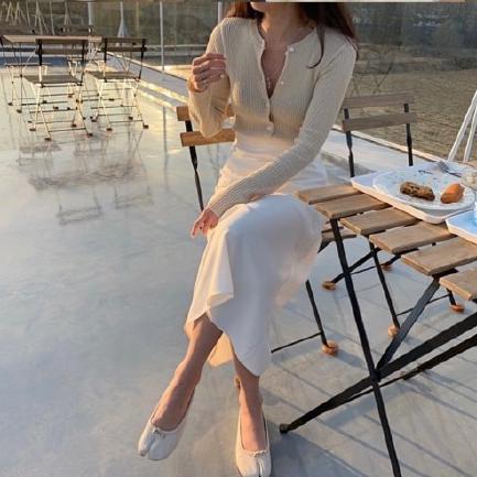 40岁穿针织半裙秋冬搭配,针织开衫搭配半身裙时髦更显气质