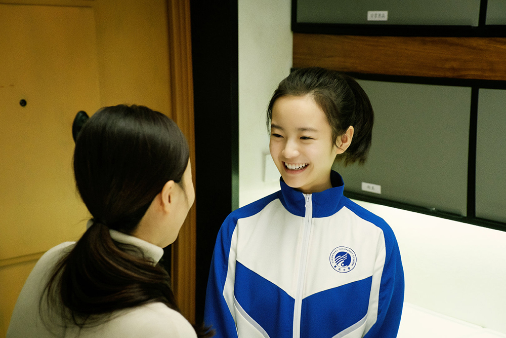 李庚希穿抹胸礼服,李庚希穿白色外套