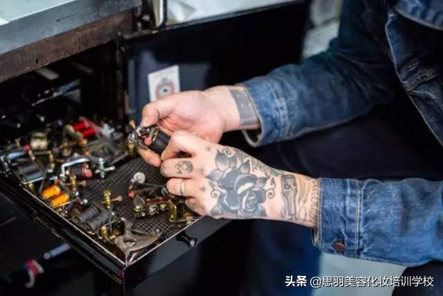 纹身并不能评价一个人的好坏,正确的纹身知识和护理方法