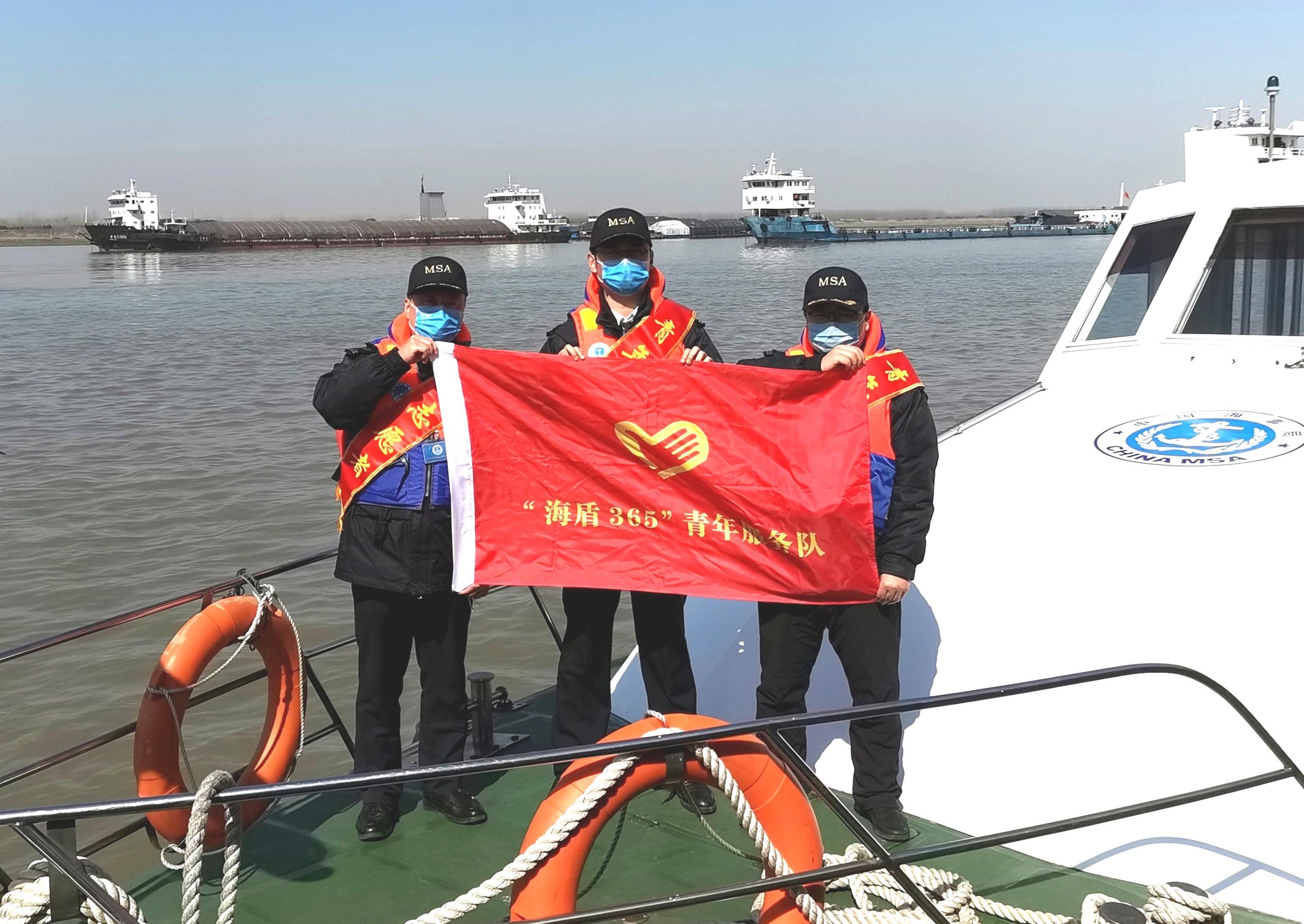 让青春绽放在皖江战疫一线---记芜湖荻港海事处“海盾365”青年服务队