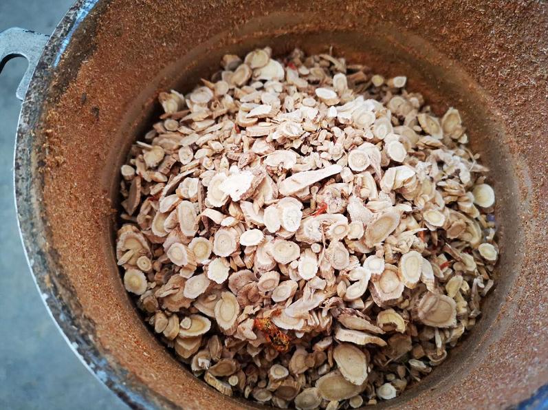 养鸡100万致富经视频,900元养鸡养猪