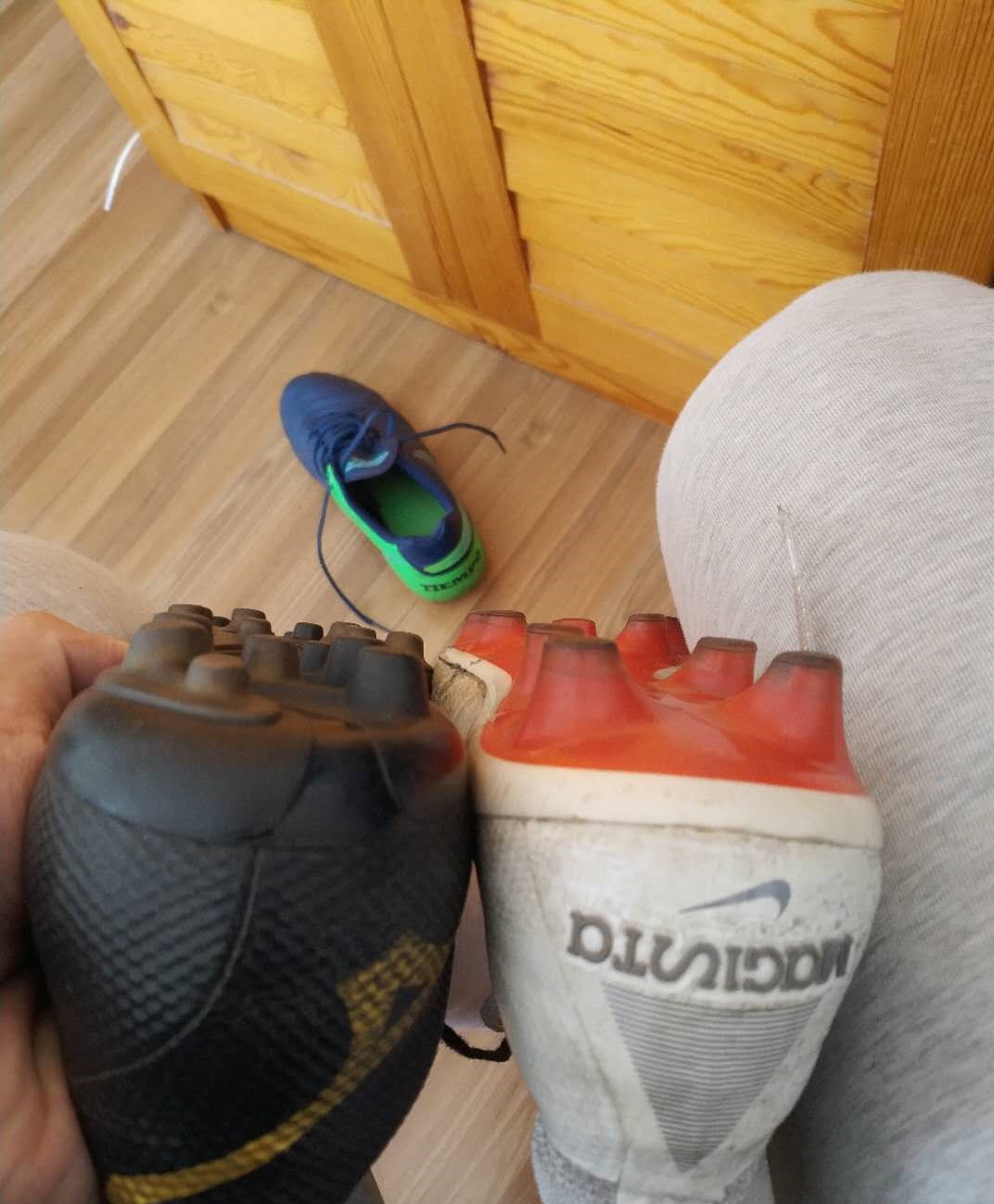 ag大底足球鞋阿迪达斯,怎么选择ag足球鞋