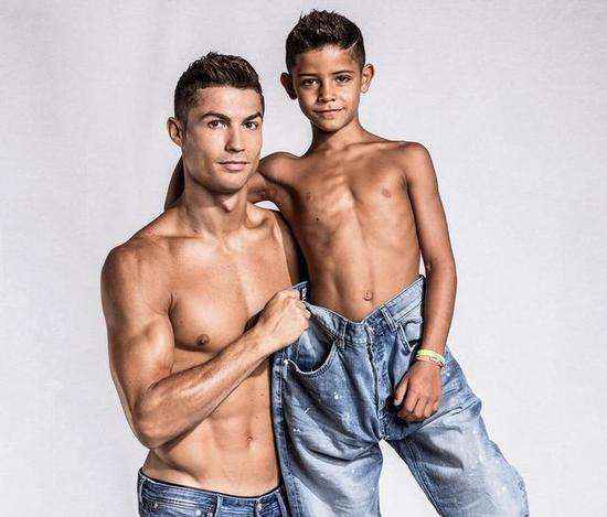 c罗在赛场亲吻乔治娜,c罗和女友乔治娜穿球衣合照图