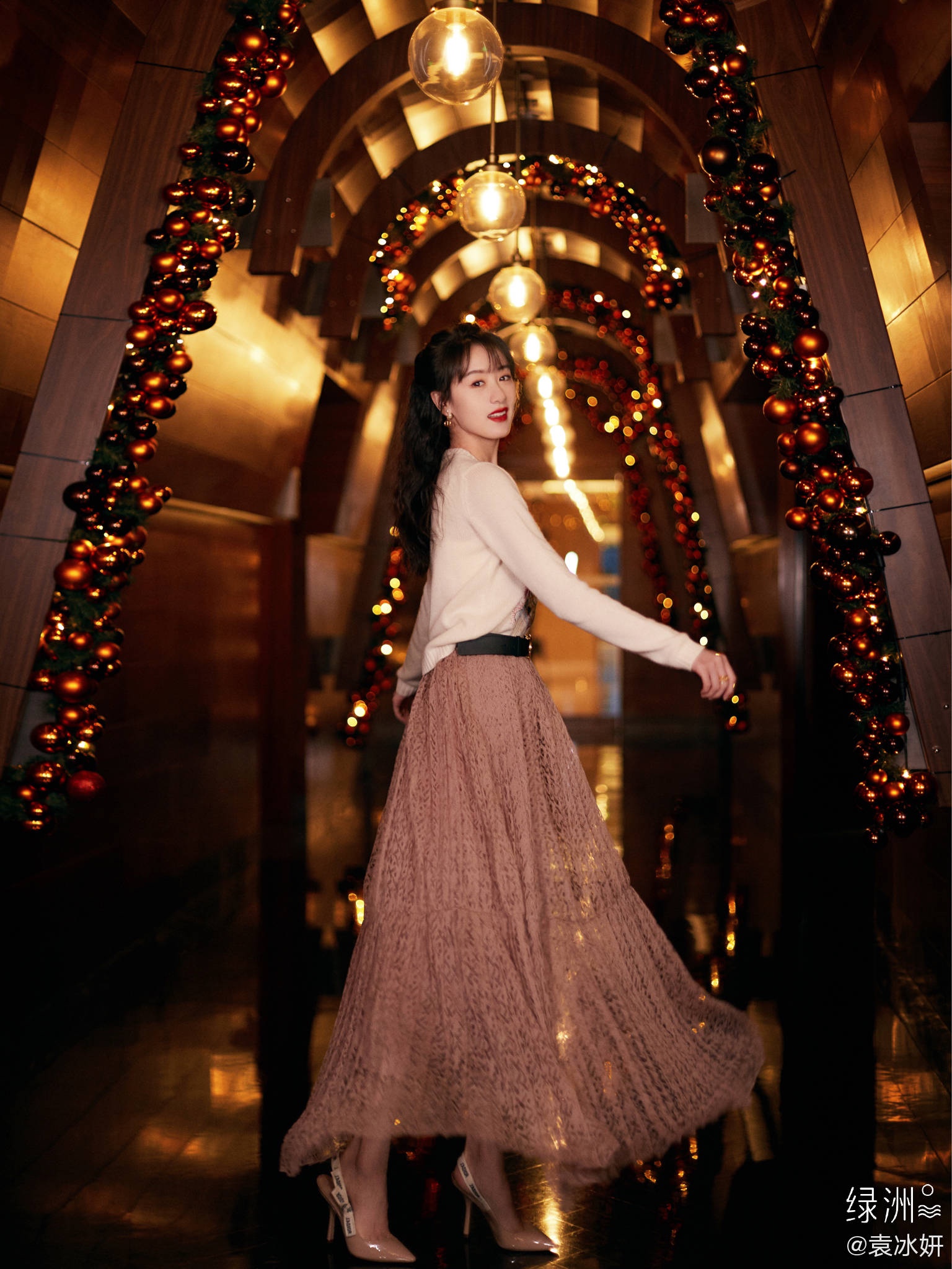 袁冰妍红色一字裙造型图片,袁冰妍粉色吊带中长款花色旗袍裙